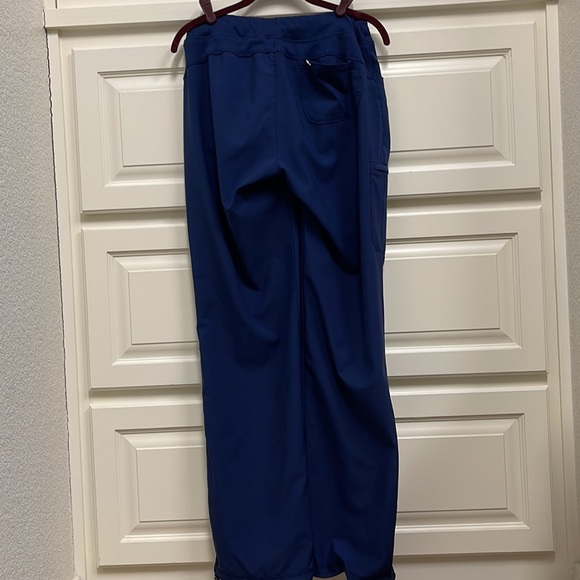 Cherokee Infinity women’s large scrub set, pants are large tall - Picture 4 of 5